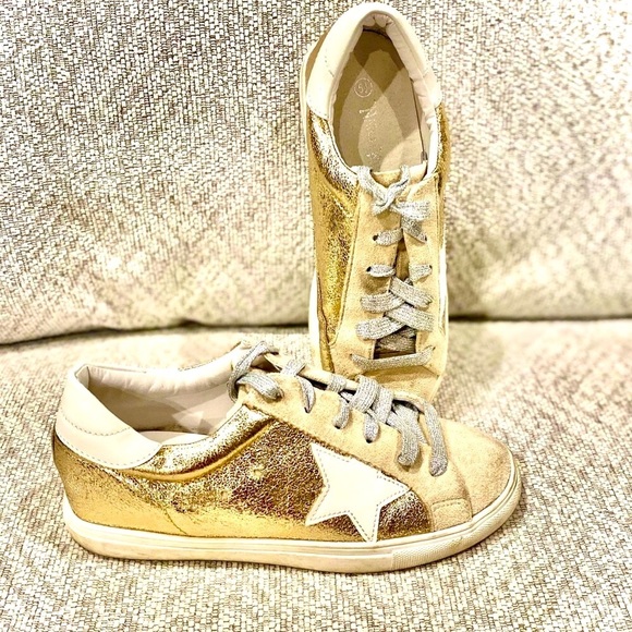 Gold and white Athletic Tennis Shoes Size 5.5